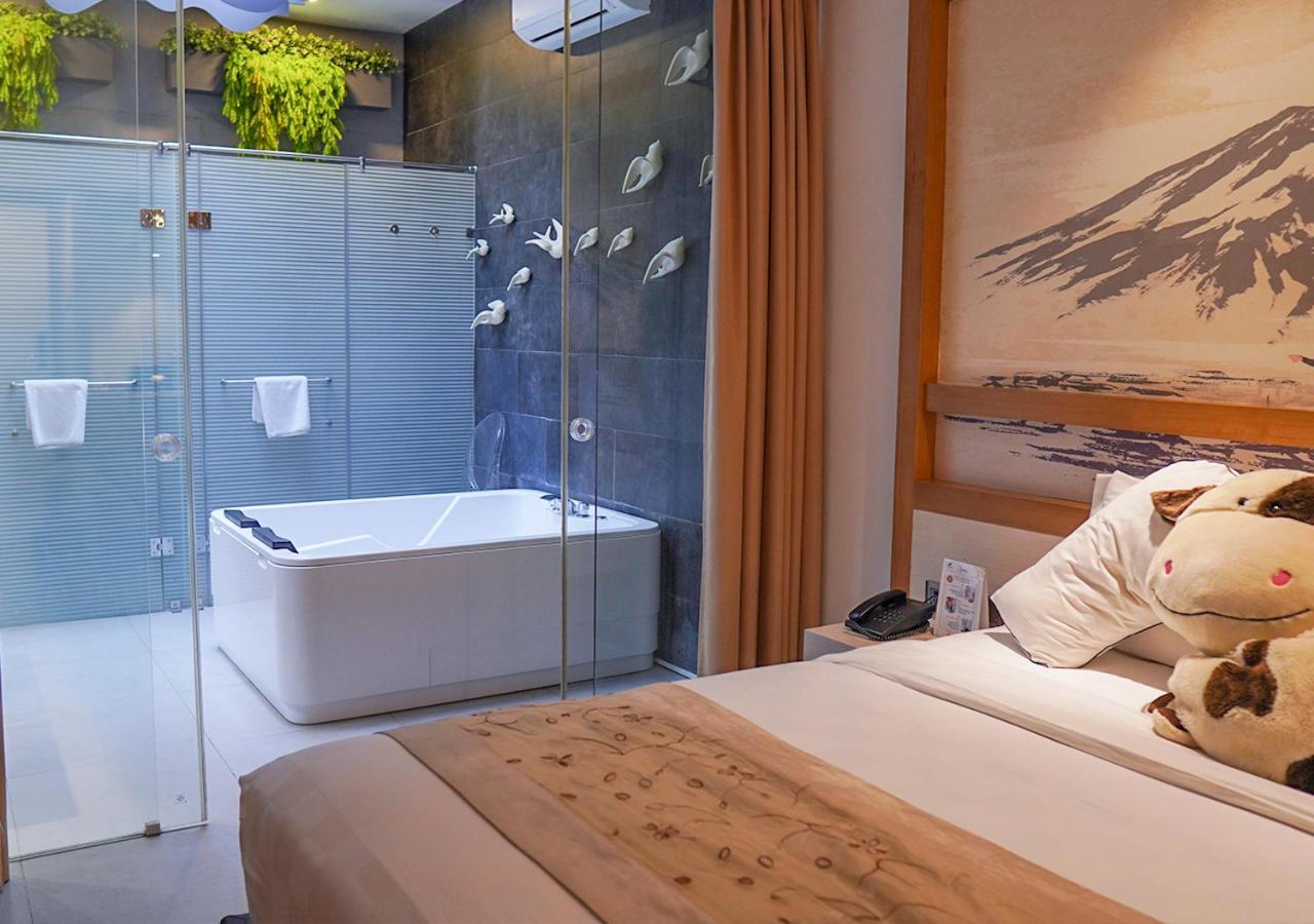 Verse Luxe Hotel Wahid Hasyim Jakarta Exterior photo