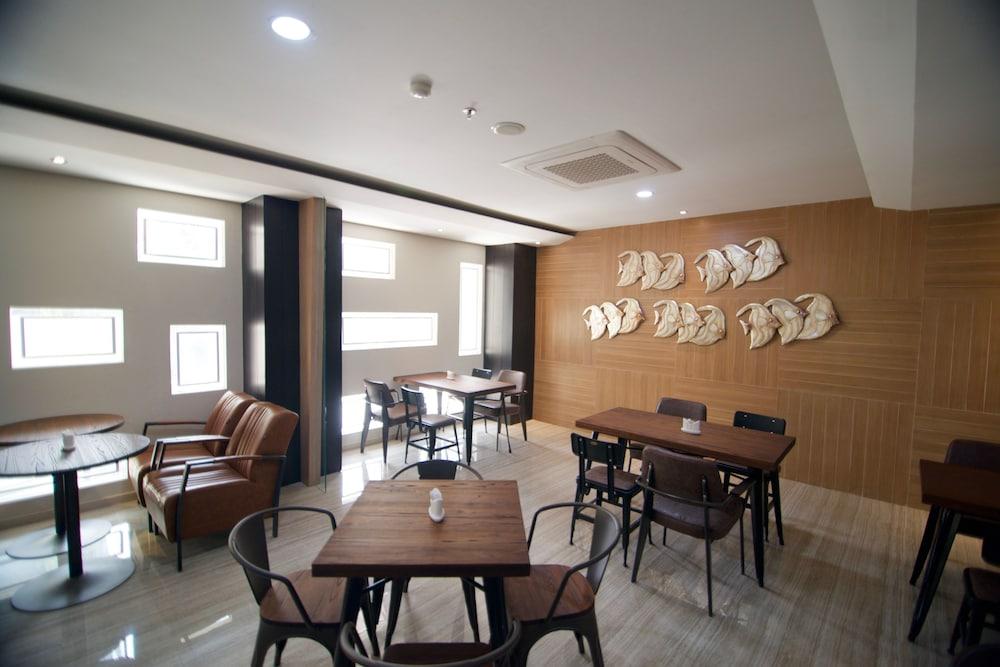 Verse Luxe Hotel Wahid Hasyim Jakarta Exterior photo