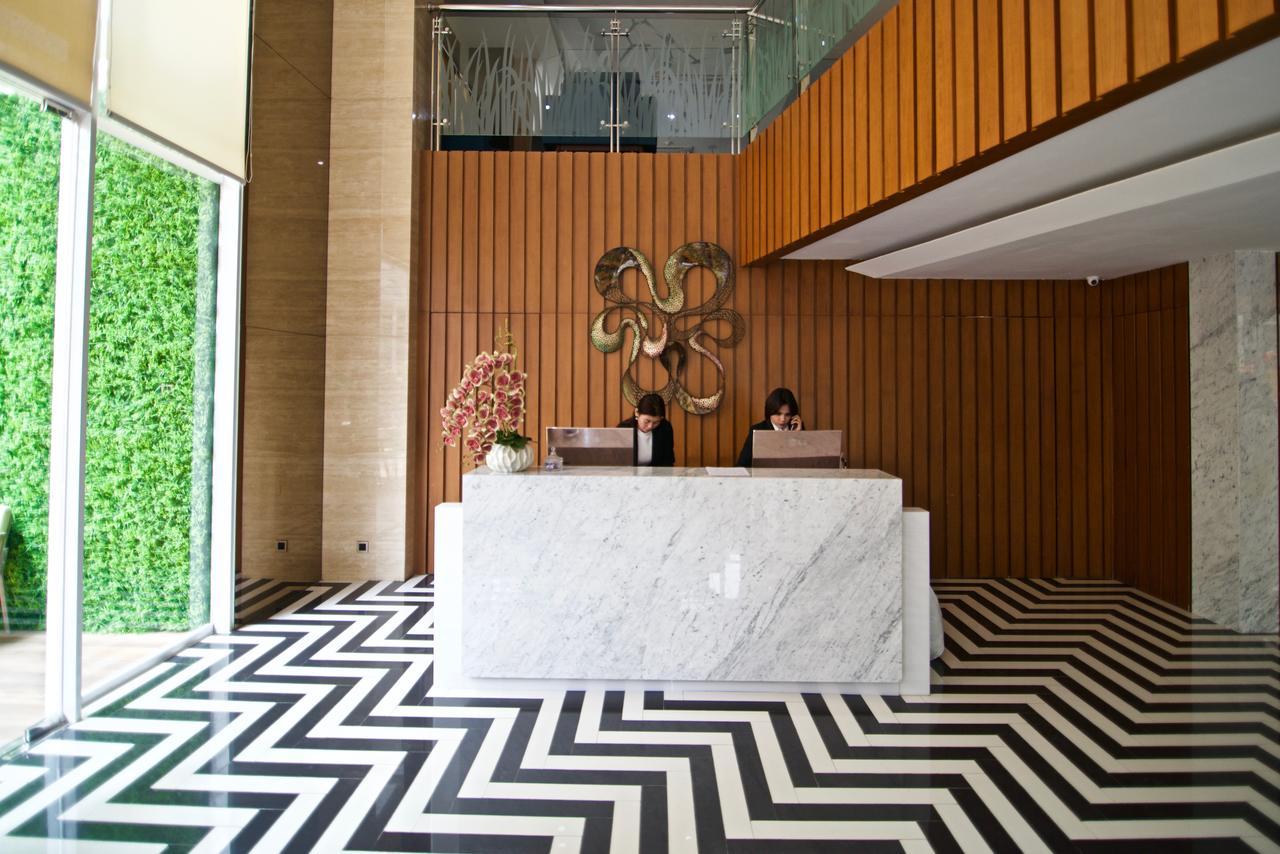 Verse Luxe Hotel Wahid Hasyim Jakarta Exterior photo