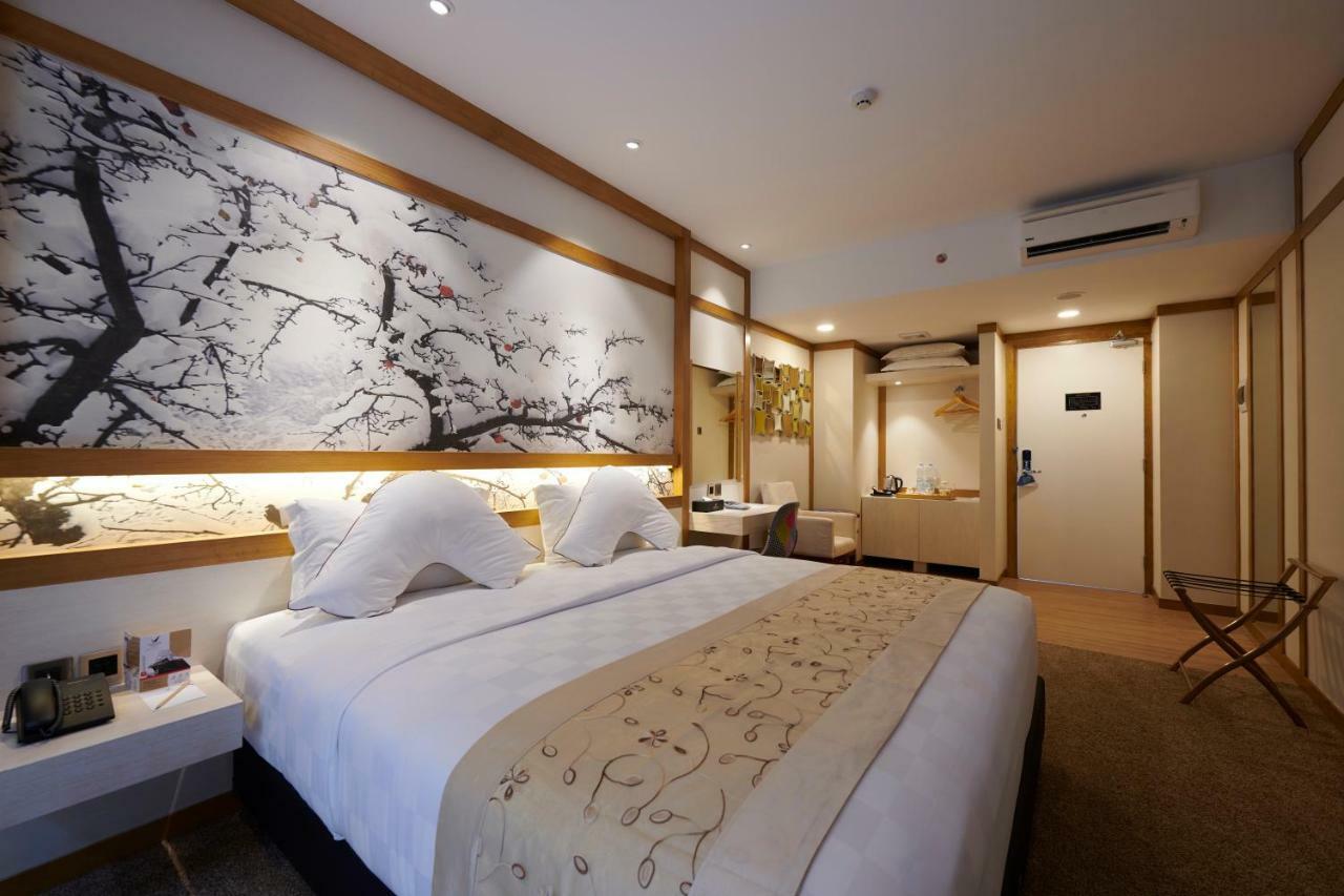 Verse Luxe Hotel Wahid Hasyim Jakarta Exterior photo