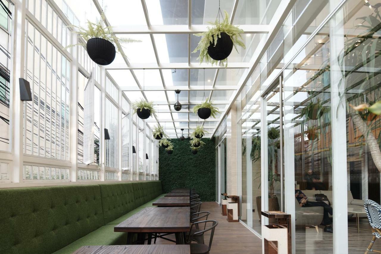 Verse Luxe Hotel Wahid Hasyim Jakarta Exterior photo